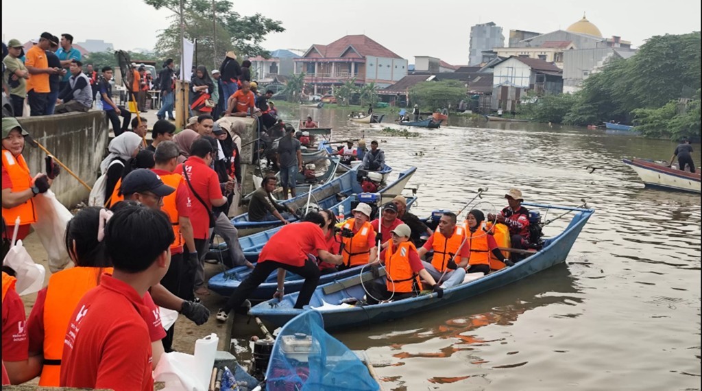 Aksi pungut sampah di Sungai Karang Mumus (SKM), Sabtu bulan agustus lalu. Mereka menggunakan ketinting, menyusuri aliran sungai dari arah hulu hingga hilir.Kegiatan yang diprakarsai Dinas Lingkungan Hidup (DLH) Samarinda itu menjadi agenda rutin bulanan, kali ini berpusat di belakang Pasar Segiri, Kelurahan Sidodadi, Kecamatan Samarinda Ulu.Tak hanya jajaran DLH, kegiatan itu juga melibatkan berbagai pihak. Mulai organisasi perangkat daerah (OPD), relawan, nelayan, mahasiswa, komunitas lingkungan, hingga perwakilan perhotelan ikut serta.