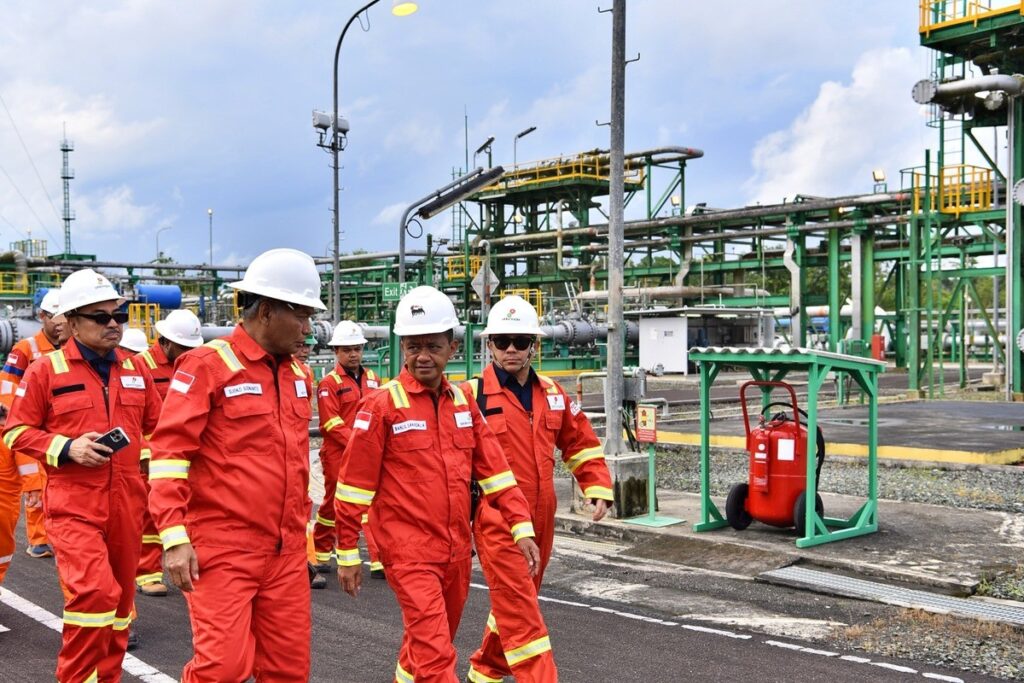 Menteri Energi dan Sumber Daya Mineral (ESDM) Bahlil Lahadalia saat melakukan peninjauan infrastruktur energi di Kalimantan Timur, beberapa waktu lalu. (Foto Kementerian ESDM/Niaga.Asia)