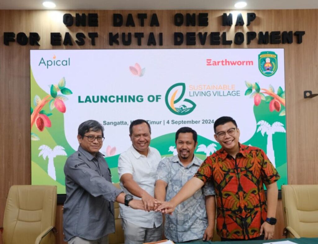 Dari kanan ke kiri: Kepala Bidang Perekonomian dan Sumber Daya Alam Badan Perencanaan Pembangunan Daerah Kutai Timur, Ripto Widargo; Manajer CSR Apical, Agus Wiastono; Manajer Operasional Kalimantan Timur, Bahrun; Manajer Keberlanjutan Apical, Hendra Hosea. Beberapa waktu yang lalu