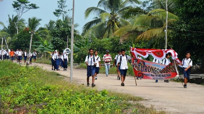 Suasana jalan di Satuan Pemukiman Dua Desa Tanjung Buka Kecamatan Tanjung Palas Tengah, Kabupaten Bulungan saat cuaca panas terik, pada Kamis (20/8/2015). Saat hujan turun, jalan jadi sulit dilintasi karena licin, jalan seakan bercampur cairan oli(ft/istimewa)