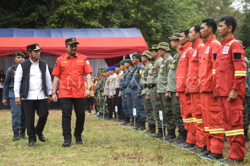 Wakil Menteri Kehutanan Sulaiman Umar Siddiq (ketiga kiri) didampingi Gubernur Kalimantan Timur Rudy Mas'ud (kedua kiri) melakukan inspeksi saat Apel Siaga Pengendalian Kebakaran Hutan dan Lahan di Kaltim , beberapa waktu yang lalu. 