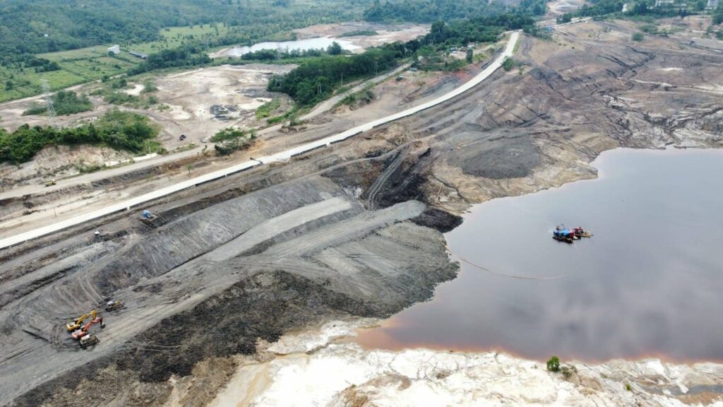 Kelurahan Dondang, Kecamatan Muara Jawa, Kabupaten Kutai Kertanegara – 4 Juni 2023 – Belum genap setahun sejak masyarakat Kelurahan Dondang dan sekitarnya menikmati jalan mulus setelah diperbaiki dengan proyek pengecoran yang menggunakan APBD Provinsi Kaltim tahun 2021 sebesar 22,4 Miliar Rupiah, kini masyarakat dihadapkan pada masalah baru dengan rusaknya jalan tersebut, akibat kegiatan tambang Batubara.