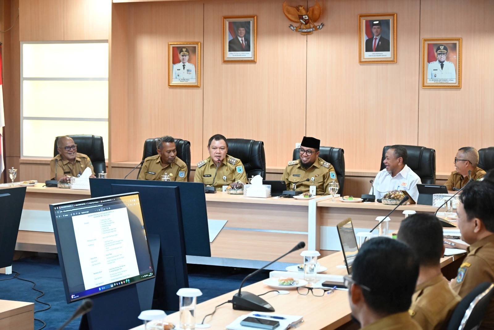 Keterangan gambar : Dalam rangka mempersiapkan Pelaksanaan Pekan Olahraga Provinsi (Porprov) VIII Tahun 2026 dimana Kabupaten Paser sebagai tuan rumah maka Pemerintah Kabupaten Paser menggelar Rapat Persiapan yang dihadiri Bupati Paser, dr. Fahmi Fadli didampingi Wakil Bupati Paser H. Ikhwan Antasari S.Sos, Sekretaris Daerah Kabupaten Paser Drs. Katsul Wijaya, M.Si dan Kepala Dinas Pemuda Olahraga dan Pariwisata Kurniawan, S.Sos. Kegiatan Rapat berlangsung di Ruang Rapat Sadurengas, Senin (26/05/2025). Foto : Humas Pemkab Paser.